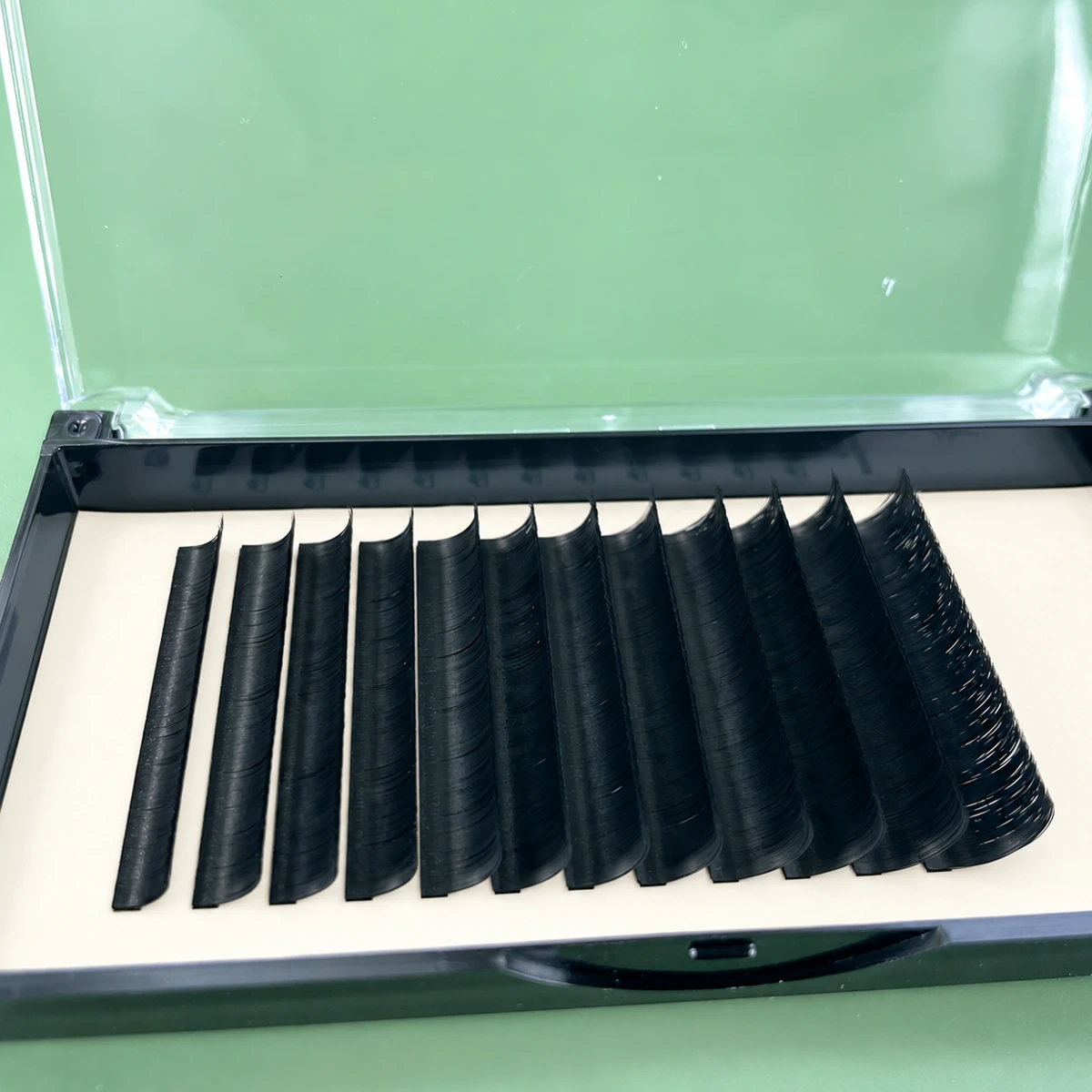 Easy Fan Lash Extensions — product and packaging